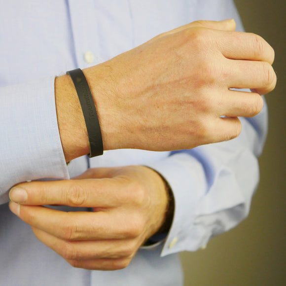 Lederarmband mit Gravur, schwarzer Magnetverschluss, Leder schwarz, Damen- und Herrenarmband