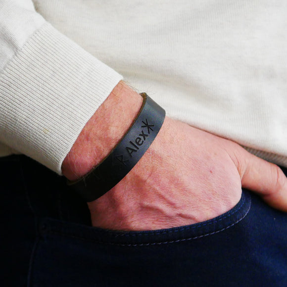 Lederarmband mit Gravur, Leder schwarz breit, leicht glänzend, Damen- und Herrenarmband