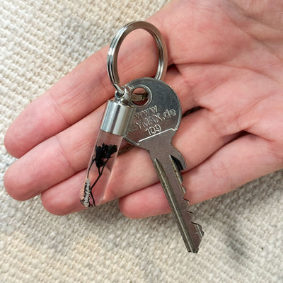 Schlüsselanhänger personalisiert mit schwarzem Blümchen oder Ästchen und Reiskorn - 0