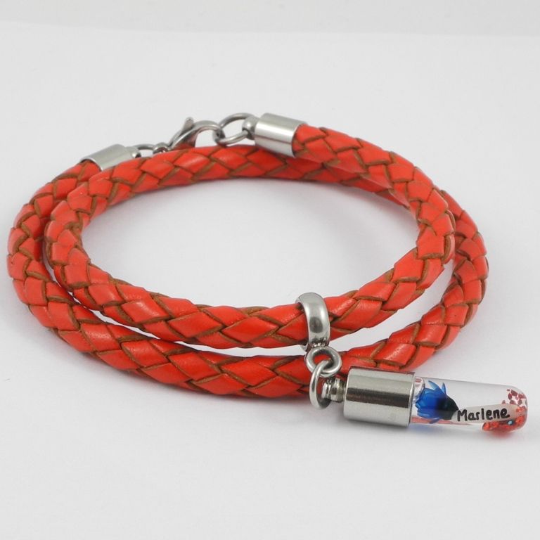 Armband mit Namen, Wickelarmband Leder rot, mit Anhänger personalisiert