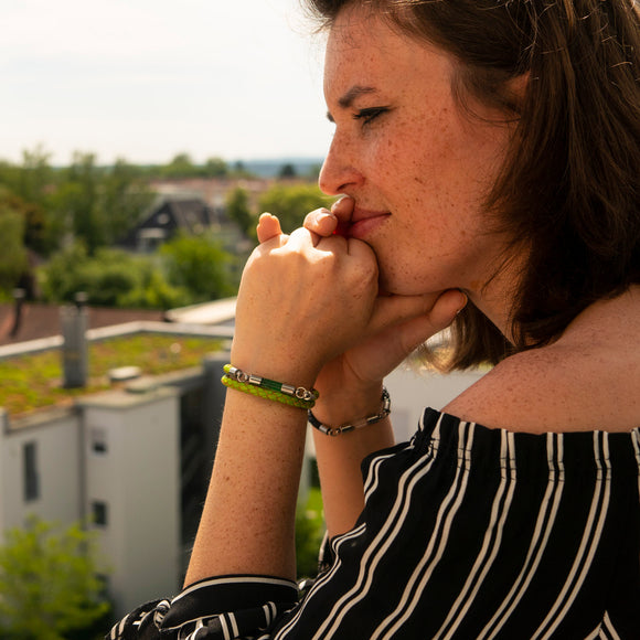 Armband mit Namen, Wickelarmband, Leder Grün, personalisiert